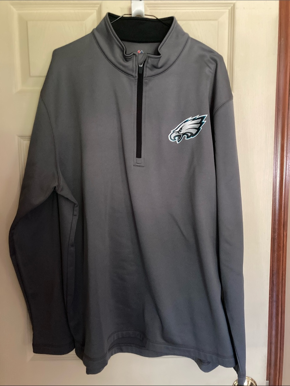 Men's Philadelphia Eagles quarter zip by Majestic.  Gray Thermabase Size 2XL